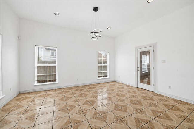 Foto del edificio - 5027 Creekmont Dr