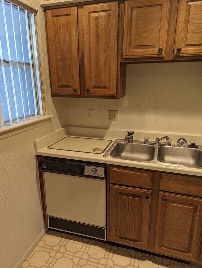 Building Photo - 10855 Meadowglen Ln