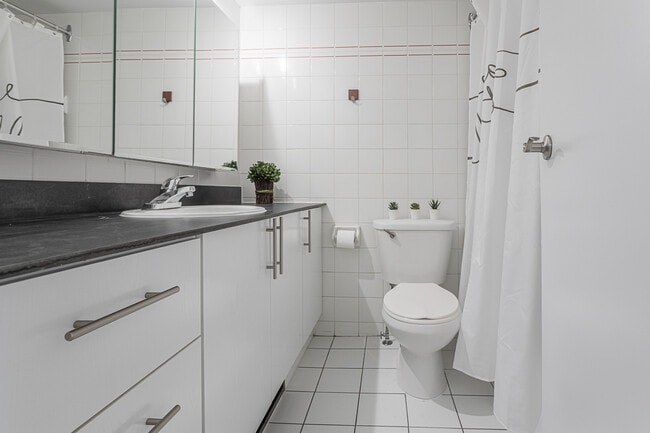 Building Photo - Navarin