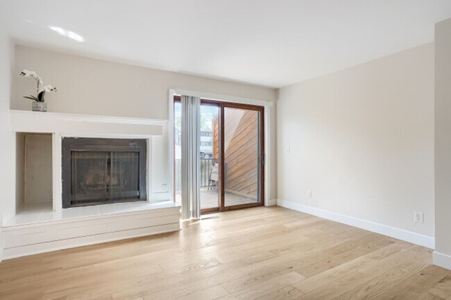 Foto del edificio - Beautifully Remodeled 3-Bed, 2-Bath Townhouse in Central Boulder