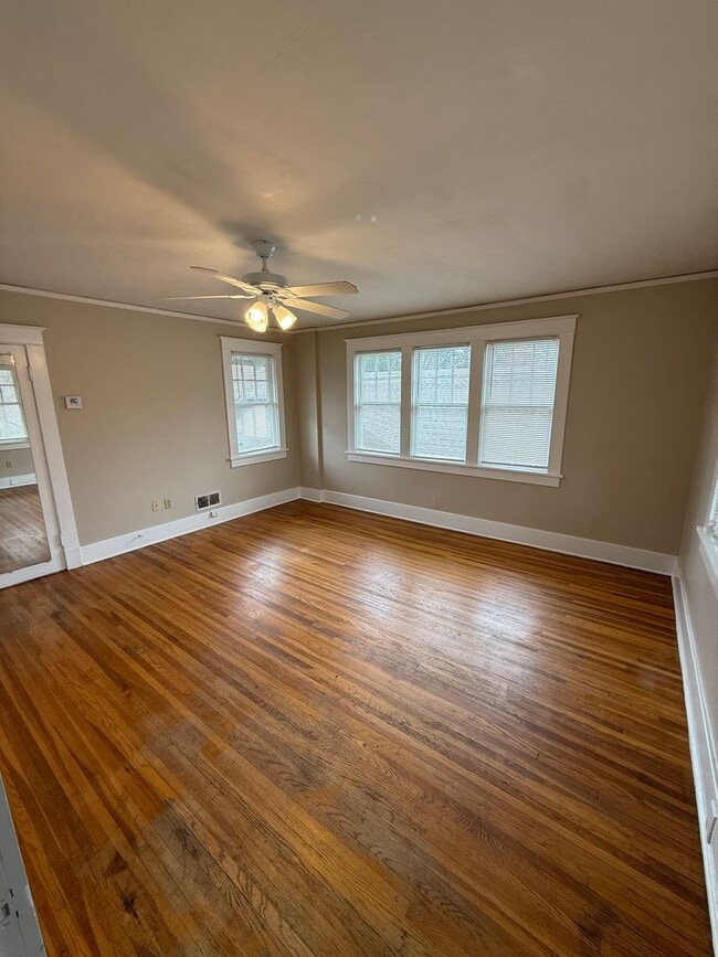 Building Photo - Spacious Midtown Gem – 4BR Home with Guest House Near Rhodes College!