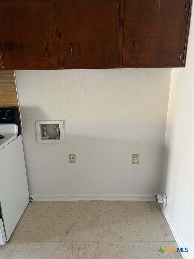 Building Photo - 902 Travis Ln