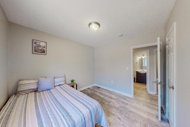Foto del edificio - THE LINCOLNDALE | Spacious & comfortable Ellenwood house featuring a dining area designed for con...