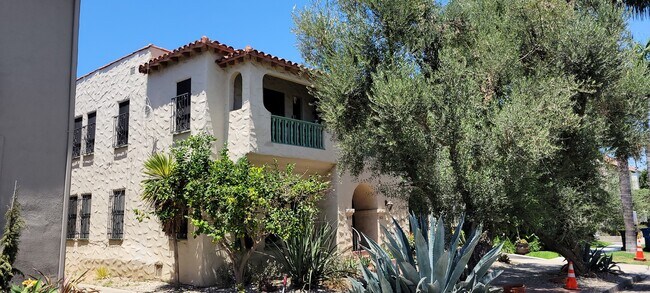 Building Photo - 419 Sierra Bonita N Ave
