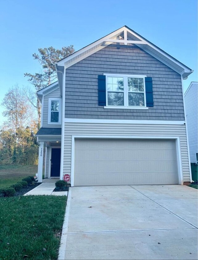 Foto principal - 3 Bedroom Single Family Home in Charlotte