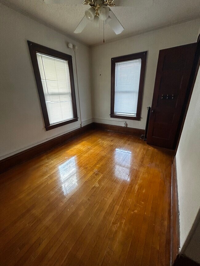 Dormitorio - 410 5th St NE