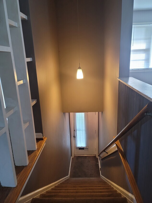 1165 Castlevale Dr Unit 2, Louisville, KY 40217 Apartments in