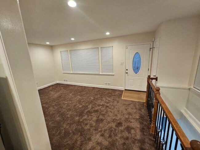 Building Photo - 2305 Oxon Run Dr