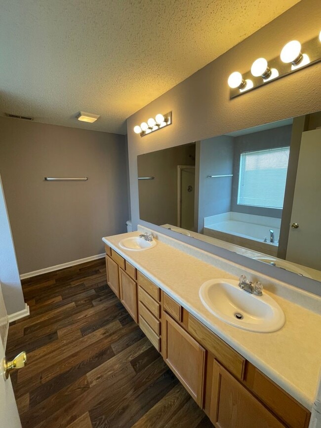Building Photo - Franklin Twp 4 BR + loft