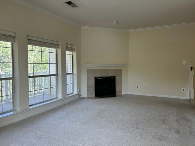 Foto del edificio - Third Floor Condo Available Now in Leesburg!