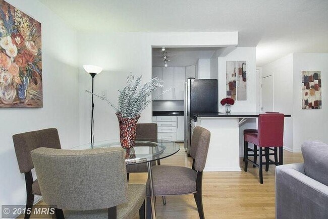 Dining area - 1280 21st St NW