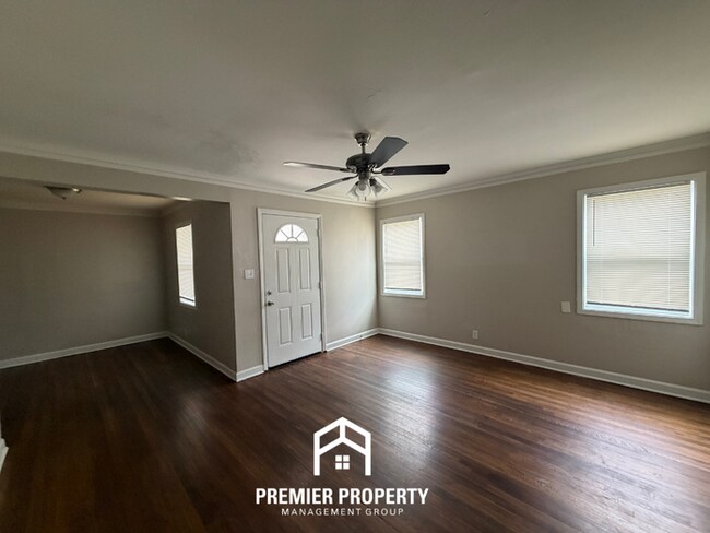 Foto del edificio - Charming 3BR Home in 38117 | Hardwood Floors & Large Fenced Backyard