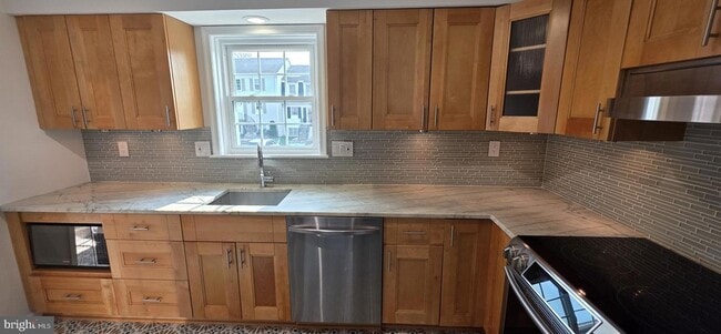 Building Photo - 165B Leeds Ct W