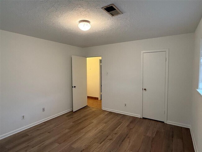 Building Photo - 1011 Pampa St