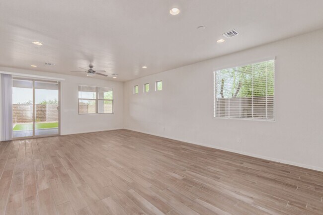 Foto del edificio - GATED COMMUNITY 5 bed/3.5 bath DOWNSTAIRS ...