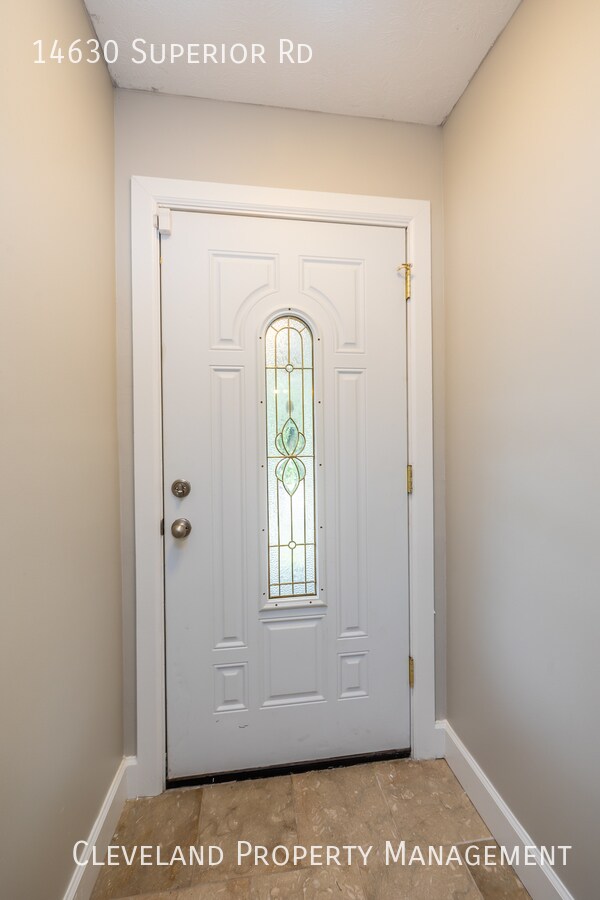 Building Photo - Immaculate Brick Cleveland Heights Colonial