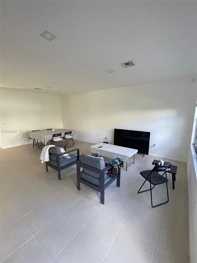 Foto del edificio - 747 NE 193rd St