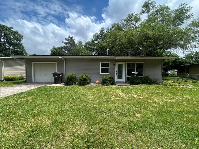 Charming 3 Bedroom Home with Garage & Fenced Yard - Charming 3 Bedroom Home with Garage & Fenced Yard