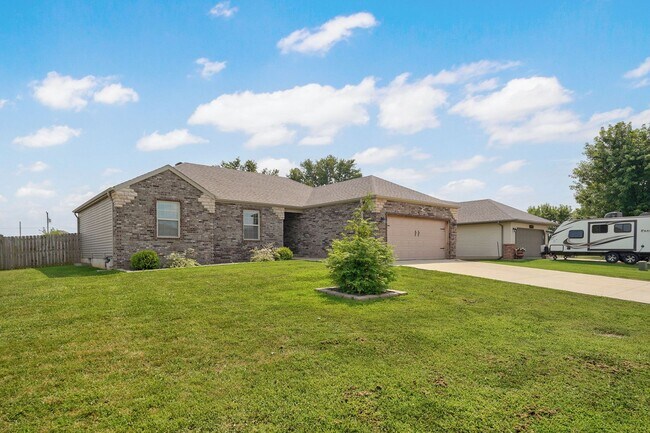 Foto del edificio - Modern 3 Bed / 2 Bath Home with Open Layout & Fenced Yard