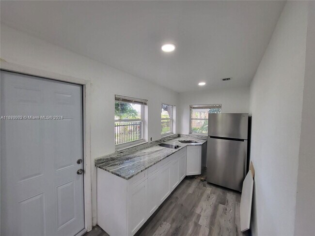 Building Photo - 7210 NW 17th Ct