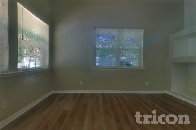 Foto del edificio - 102 W Oaks Pl
