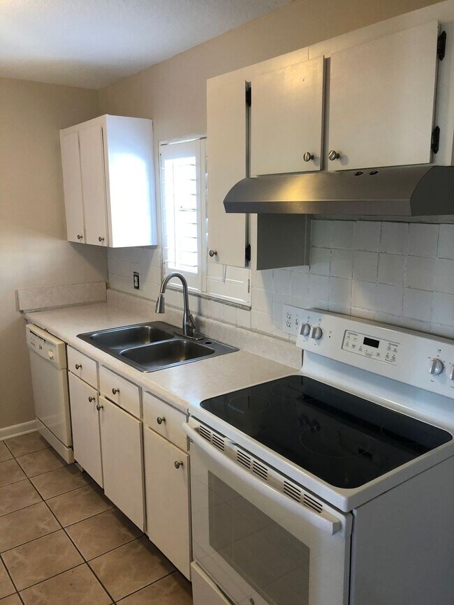 Foto del edificio - 2 Bed 1.5 Bath Condo Located in Jacksonville Beach - Fenced in Yard!
