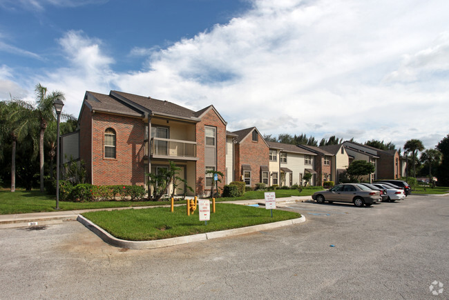 Foto principal - Crystal Pointe Apartments