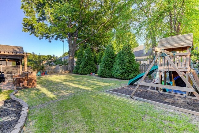 Building Photo - 1765 Hartwell Manor N