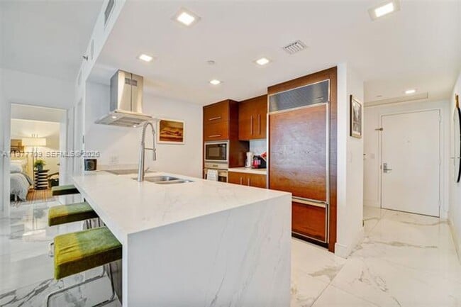 Building Photo - 495 Brickell Ave