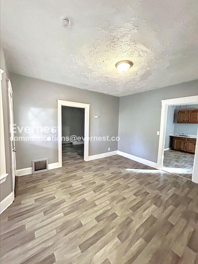 Foto del edificio - 3443 Regent Rd