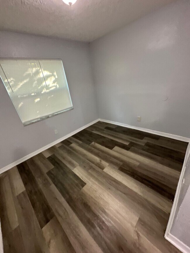 Foto del edificio - Fully Renovated 3/1.5 -Single Family! Avai...