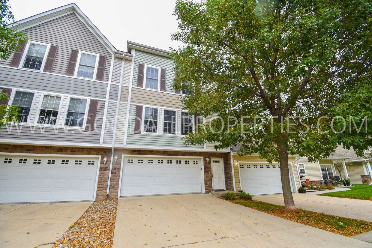 Primary Photo - 2 bedroom 2.5 bath Townhome in Urbandale!