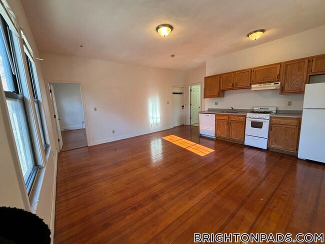 Building Photo - 163 Strathmore Rd