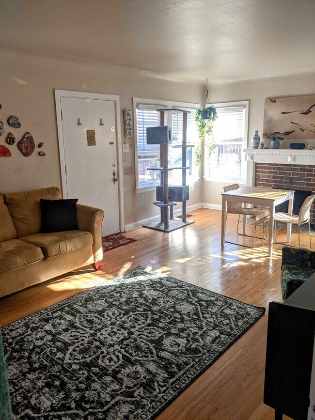 living room from hallway - 755 Bellaire St