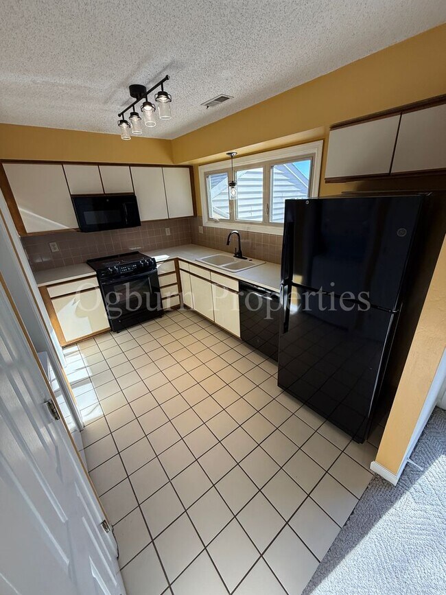 Foto del edificio - 711-D Marshall St-1BR/1BA Third Floor Condo, Near Old Salem