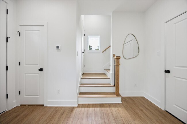 Building Photo - 835 A Rachel St