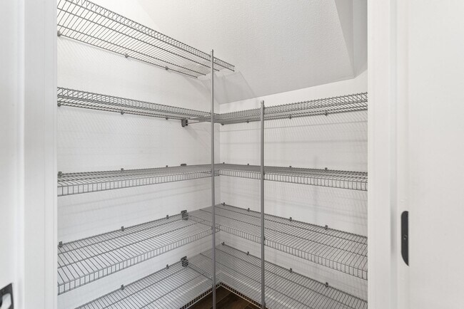 Foto del edificio - 2022 - Plenty of upgrades !  Access to Pool + Amenities. AC on Main, Walking trails, Nice End uni...