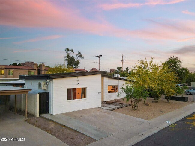 Building Photo - 2307 N 51st Pl