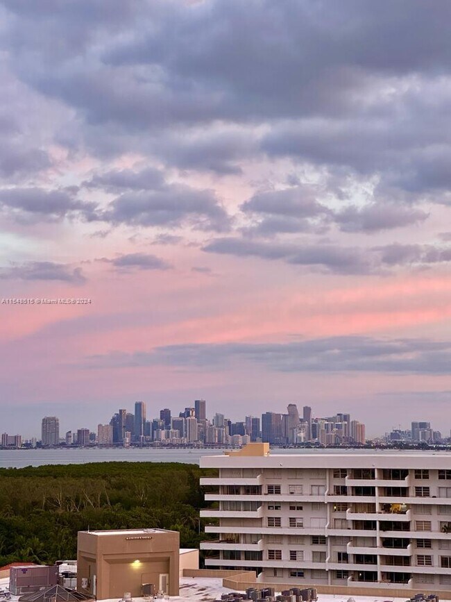 Foto del edificio - 251 Crandon Blvd
