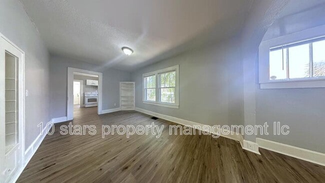 Building Photo - 1827 Quincy St S