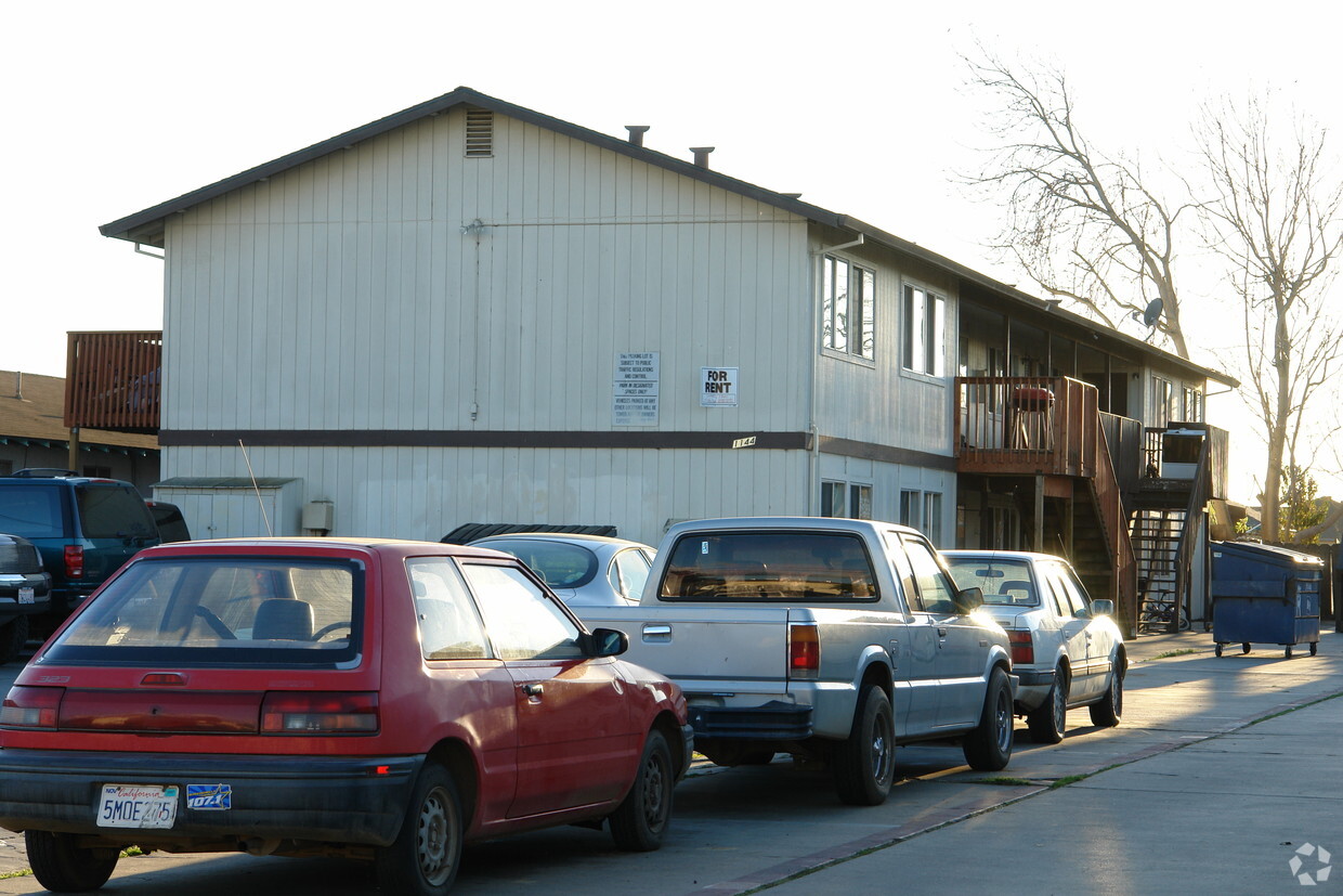 Primary Photo - 1144 E Laurel Dr