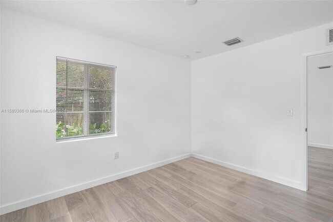 Foto del edificio - 515 NE 67th St