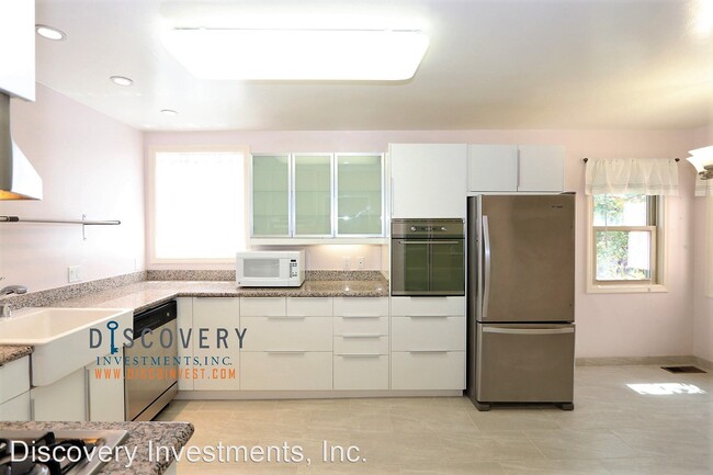 Building Photo - 3 br, 2 bath House - 1021 Everett St.
