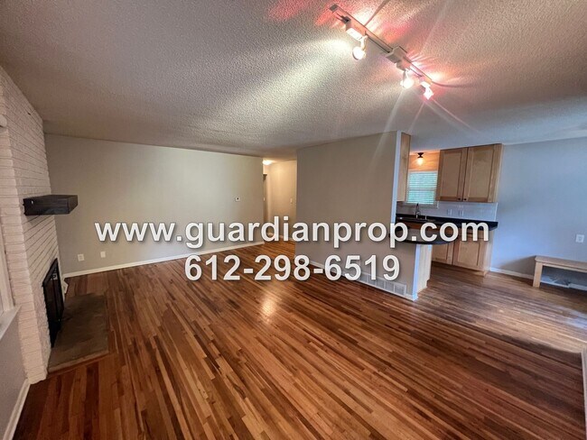 Foto del edificio - Mendota Heights Rambler Available Septembe...