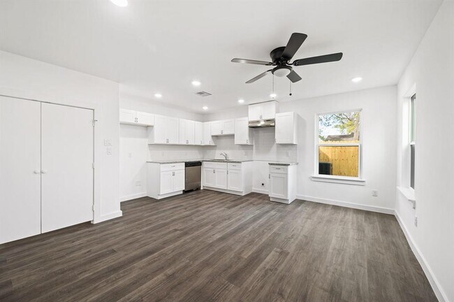 Building Photo - 9529 Everglade Dr