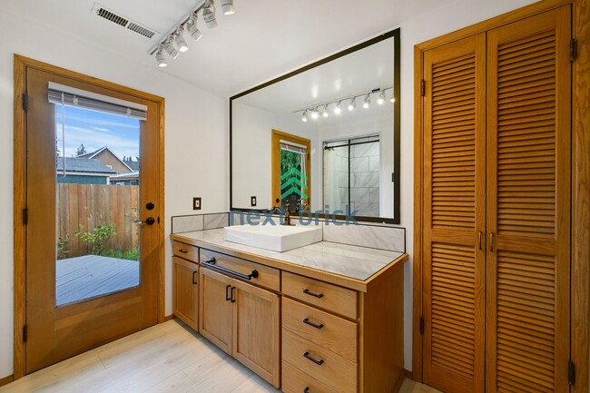 Foto del edificio - Charming 3-Bed, 2-Bath Remodeled Home in P...