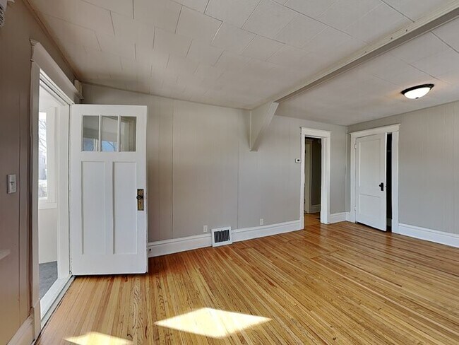 Building Photo - COMING SOON!! Charming 3 Bedroom, 2 Bathro...