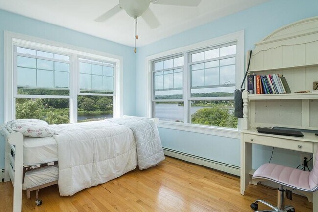 Large Bedrooms - 1 Short St