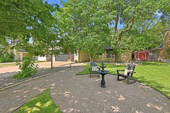Building Photo - 303 Pin Oak Dr