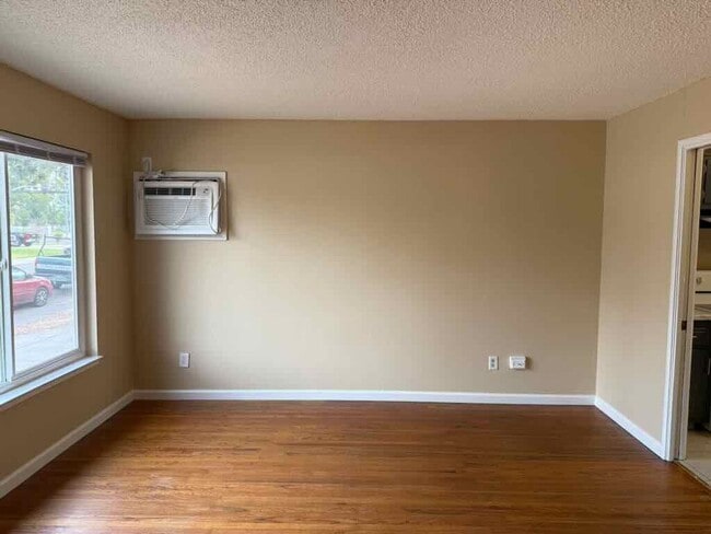Foto del edificio - Updated 2 Bed/1 Bath 900 Sq.ft Duplex with...